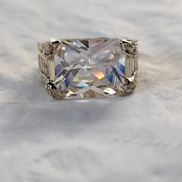 Elegant Silver Women's Ring with Clear Gemstone - Picture 5 of 14